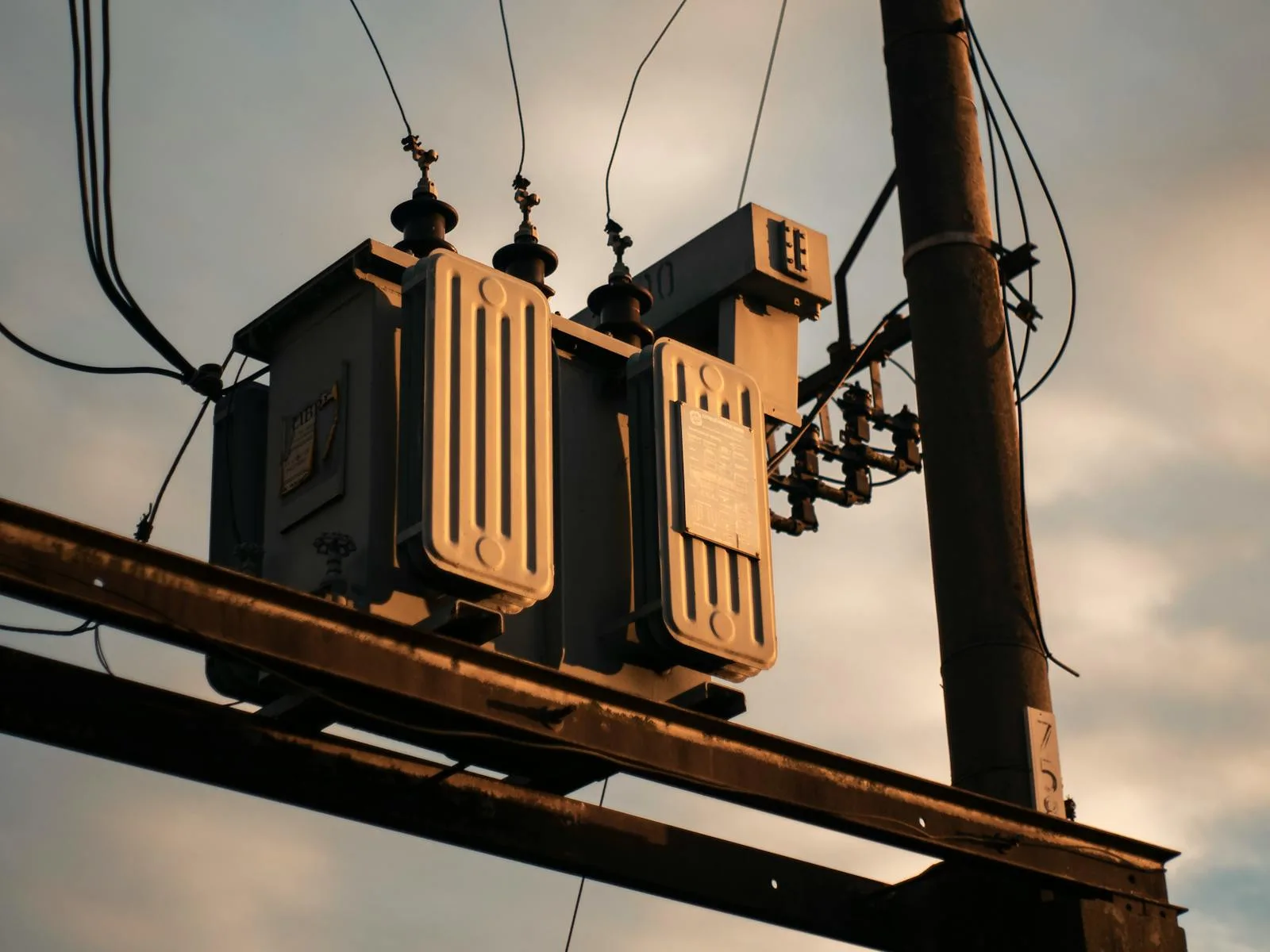 Uklanjanje trafoa sa PCB uljem — distributivni transformator pre demontaže